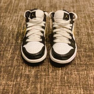 Jordan 1 Mid SE "Black/Metallic Gold"  Kids' Shoe